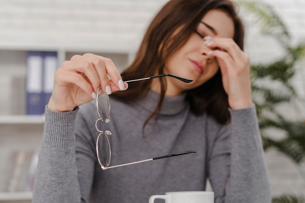 Foto jonge vrouw die verdrietig is tijdens het werken vanuit huis