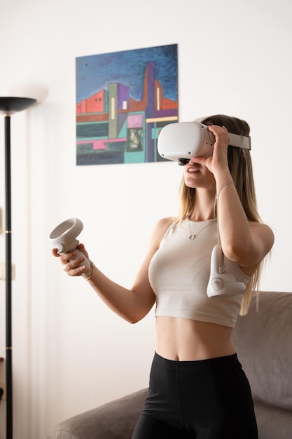 Foto jonge vrouw die virtual reality-game speelt