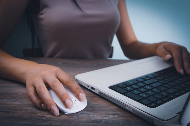 Jonge vrouw die voor laptop zit