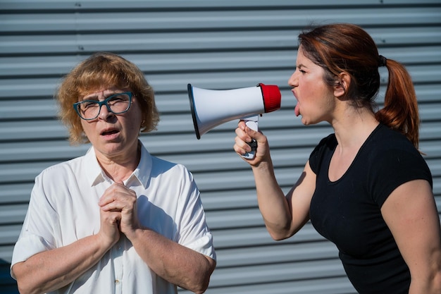 Foto jonge vrouw die wegkijkt.