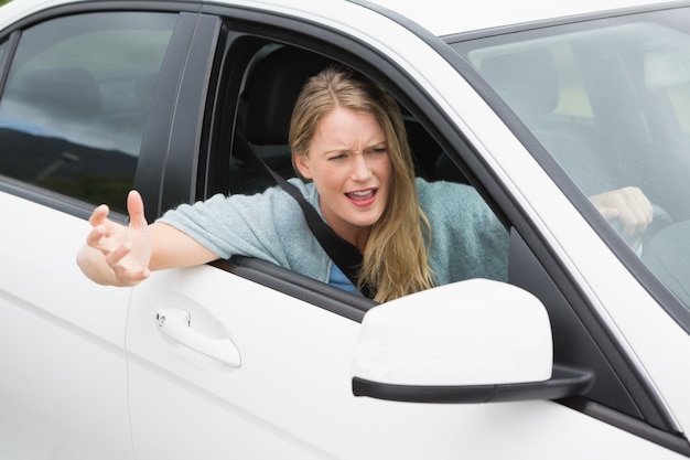 Jonge vrouw die wegwoede ervaart