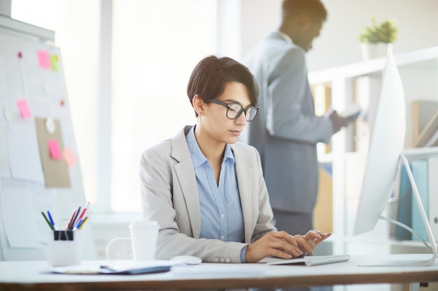 Jonge vrouw die werkt in Office