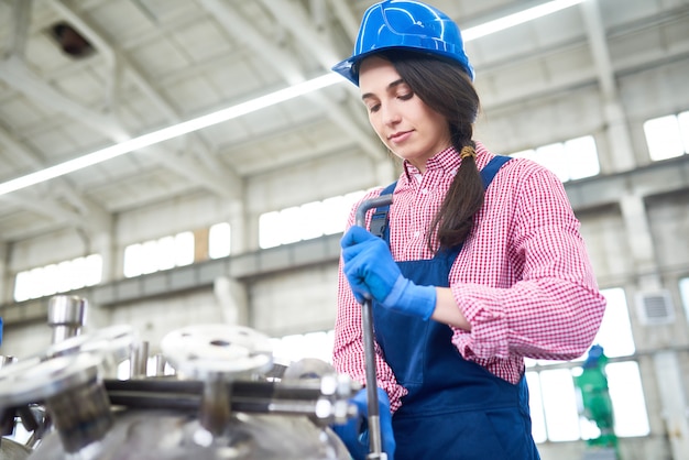 Jonge vrouw die werkt op Plant