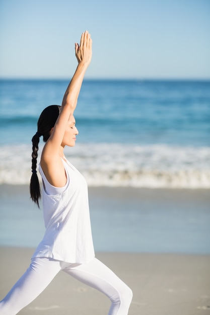 Jonge vrouw die yoga doet