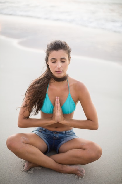 Jonge vrouw die yoga uitvoert