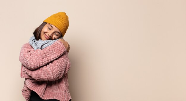 Jonge vrouw die zich ongerust, hoopvol en religieus voelt, trouw bidt met de handpalmen ingedrukt, om vergeving smeekt