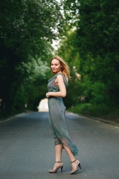 Jonge vrouw die zich op de weg bevindt