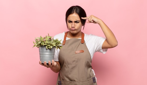 Jonge vrouw die zich verward en verbaasd voelt