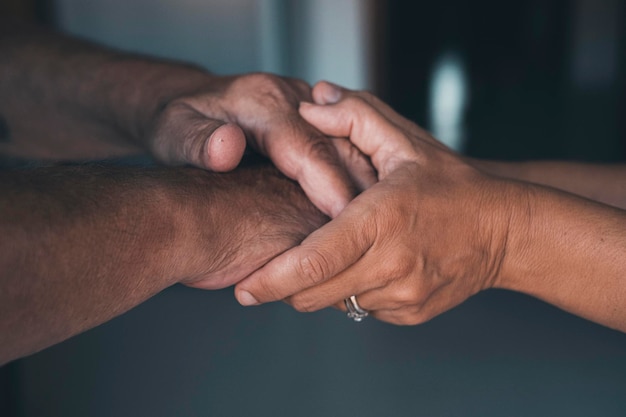 Jonge vrouw dochter kleindochter verzorger oude senior vrouwelijke hand vasthouden bejaarde moeder helpen als concept van ouderen respect hulp grootouder ondersteuning twee vrouwen generaties comfort