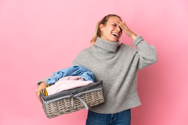 Jonge vrouw doet was geïsoleerd op roze