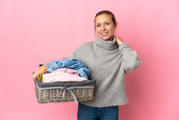 Jonge vrouw doet was geïsoleerd op roze