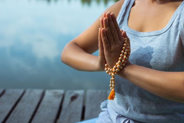 jonge vrouw doet yoga aan het meer