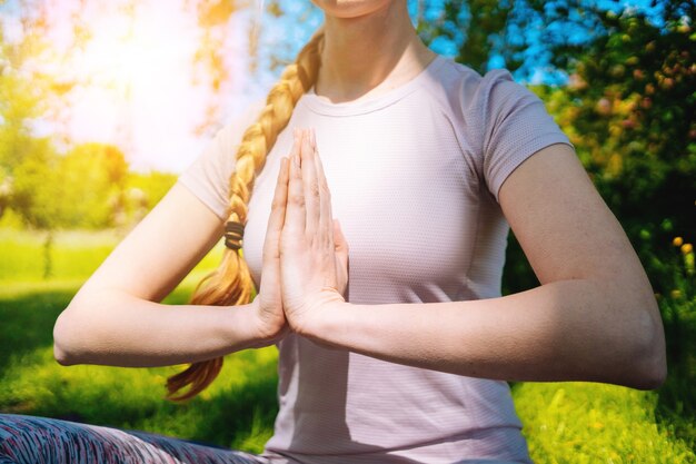 Jonge vrouw doet yoga asana in park meisje stretching oefening in yoga positie gelukkige en gezonde vrouw...