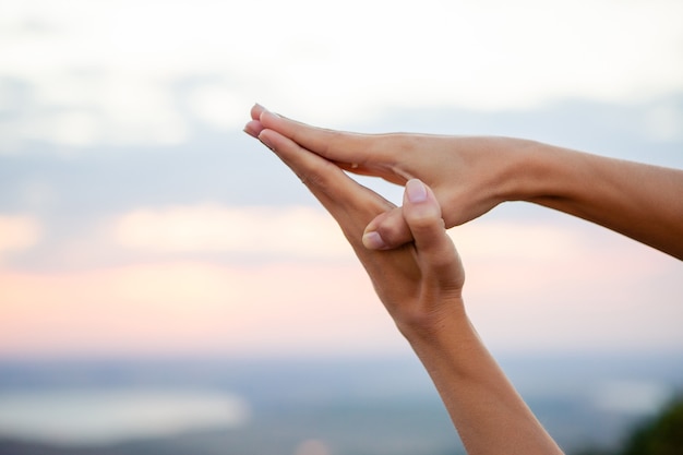 Jonge vrouw doet yoga buitenshuis