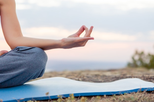 Jonge vrouw doet yoga buitenshuis