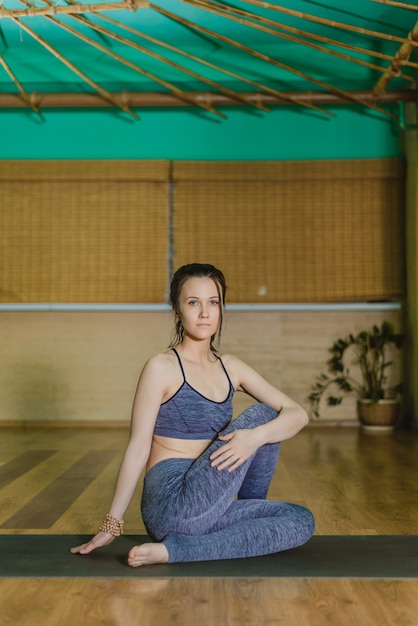 Jonge vrouw doet yoga in de studio