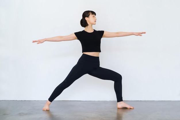 Jonge vrouw doet yoga krijger pose