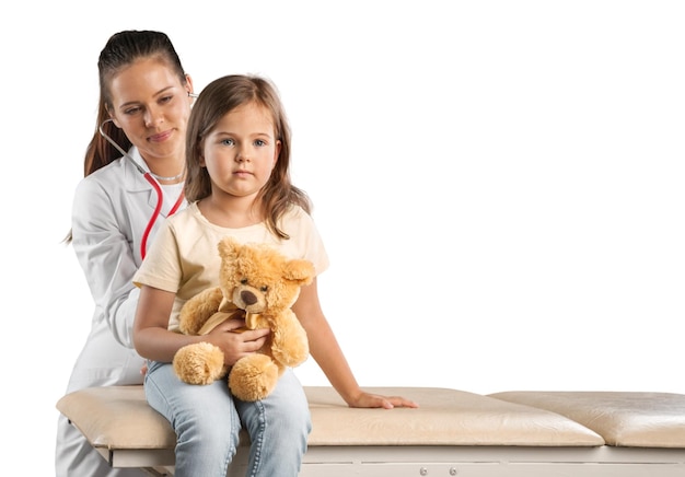 Jonge vrouw dokter met klein meisje