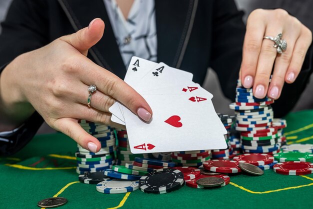 Jonge vrouw draagt een zwart pak dat poker speelt in casino