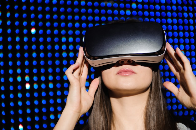 Jonge vrouw draagt Virtual Reality digitale bril