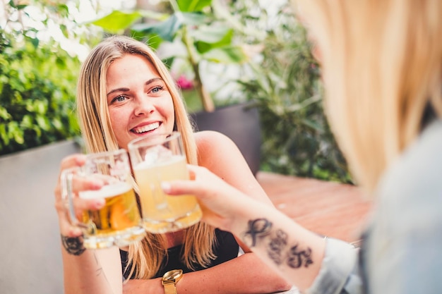 Jonge vrouw drinkt aan tafel.
