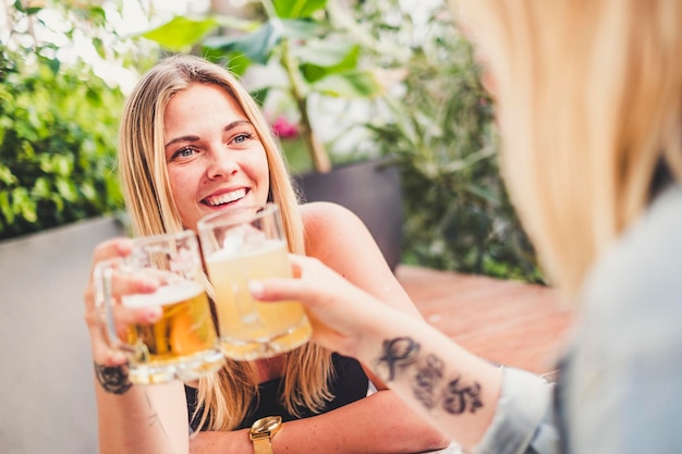 Foto jonge vrouw drinkt aan tafel.