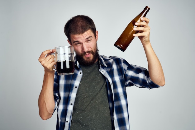 Foto jonge vrouw drinkt een glas tegen een witte achtergrond