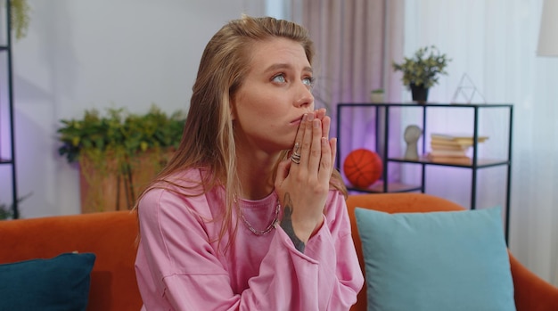 Jonge vrouw drinkt een glas.