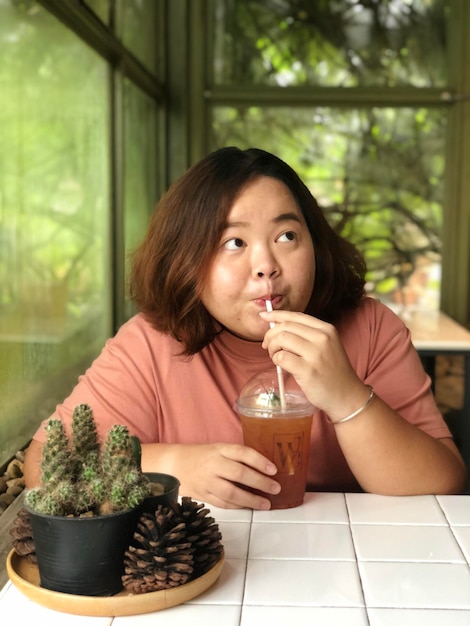 Foto jonge vrouw drinkt glas.