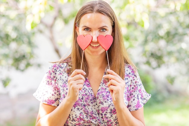 Foto jonge vrouw drinkt sap.