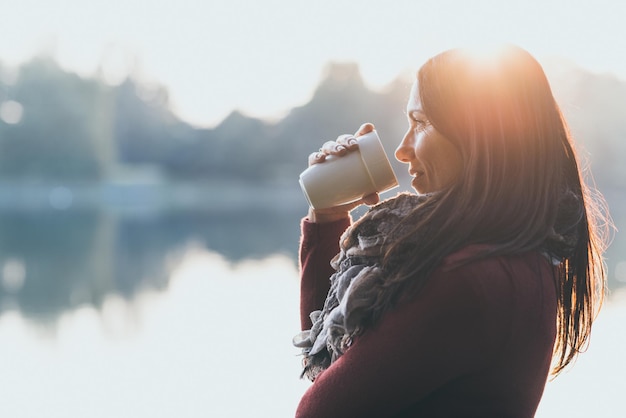 Foto jonge vrouw drinkt water.