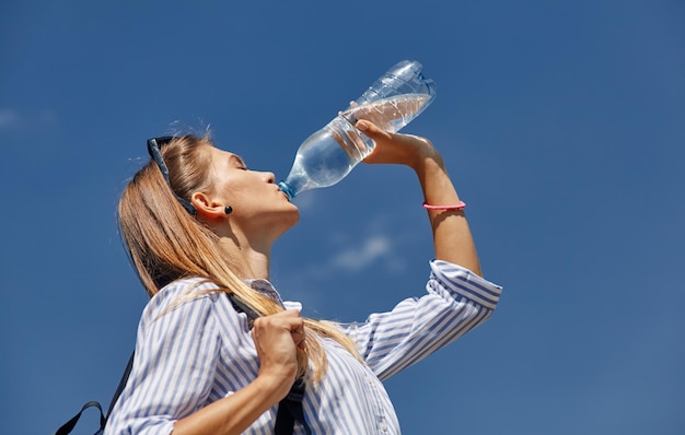 Jonge vrouw drinkwater