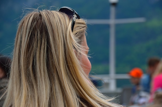 Foto jonge vrouw en blond haar