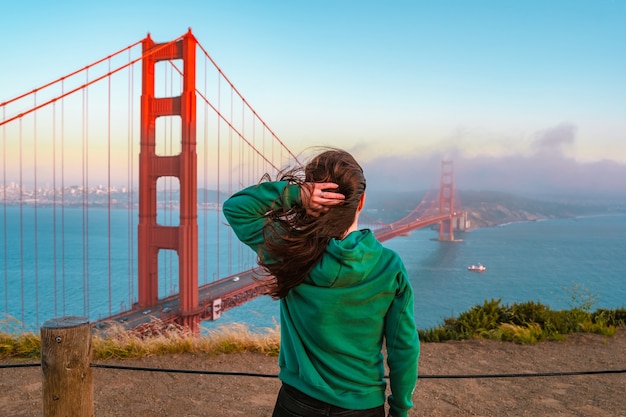 Jonge vrouw en de Golden Gate Bridge in San Francisco