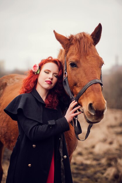 Jonge vrouw en een paard.