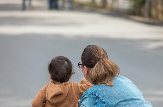 Jonge vrouw en haar baby in straat