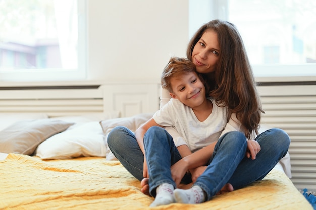 Jonge vrouw en haar schattige zoon brachten de beste momenten samen