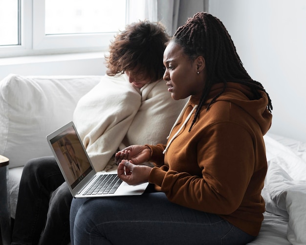 Foto jonge vrouw en man die online met een arts praten