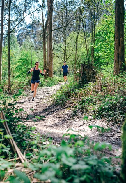 Jonge vrouw en man die spoor doen