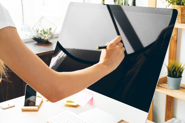 Jonge vrouw en tablet die thuis bureau werken. Blijf veilig en werk vanuit huis.