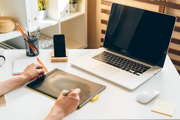 Jonge vrouw en tablet die thuis bureau werken. Blijf veilig en werk vanuit huis.