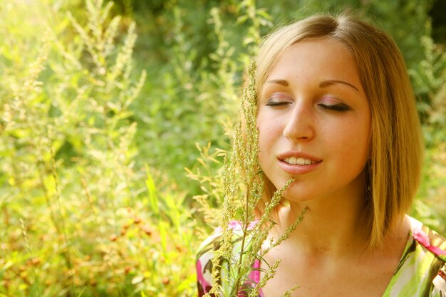 Jonge vrouw en wilde bloemen