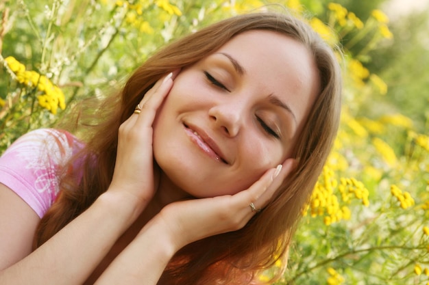 Jonge vrouw en wilde bloemen