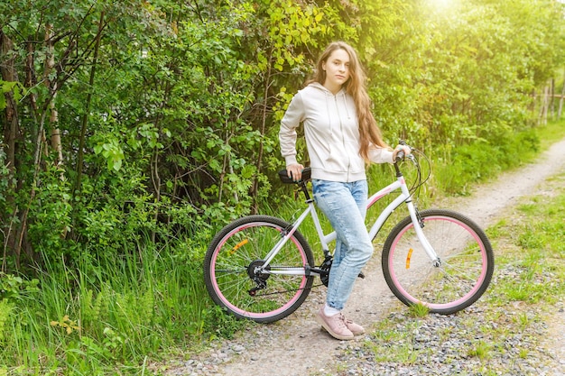 Jonge vrouw fietsten in de zomer stadspark buitenshuis Actieve mensen Hipster meisje ontspannen en fietser