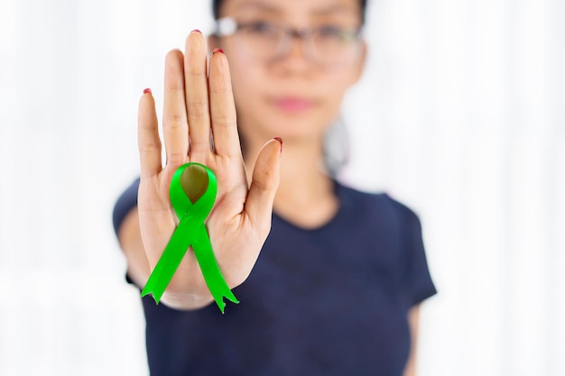 Jonge vrouw gebaren om lymfoomkanker te stoppen