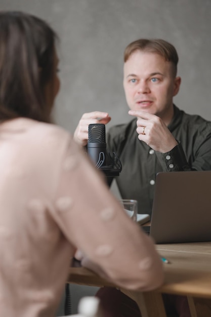 Foto jonge vrouw gebruikt telefoon terwijl ze op tafel zit