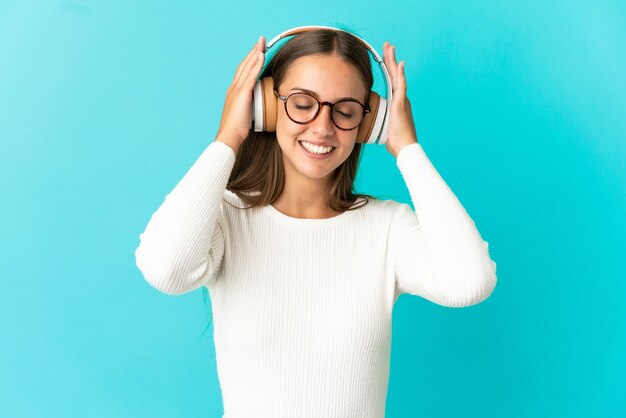 Jonge vrouw geïsoleerd luisteren muziek