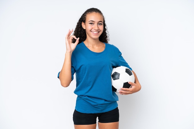 Jonge vrouw geïsoleerd op een witte achtergrond met voetbal en OK teken maken