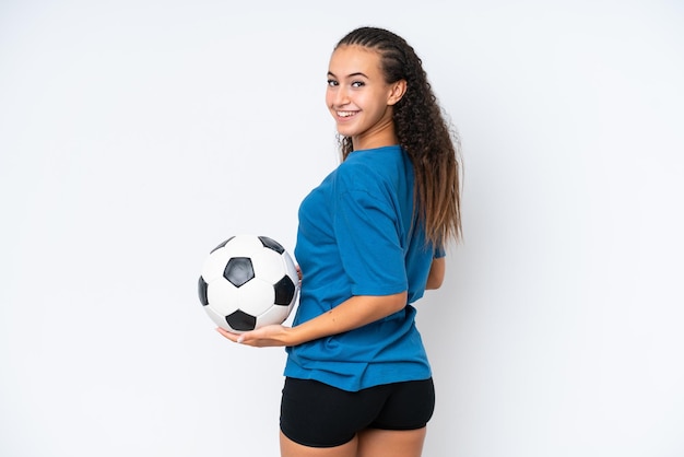 Jonge vrouw geïsoleerd op een witte achtergrond met voetbal