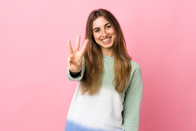 Jonge vrouw geïsoleerd op roze